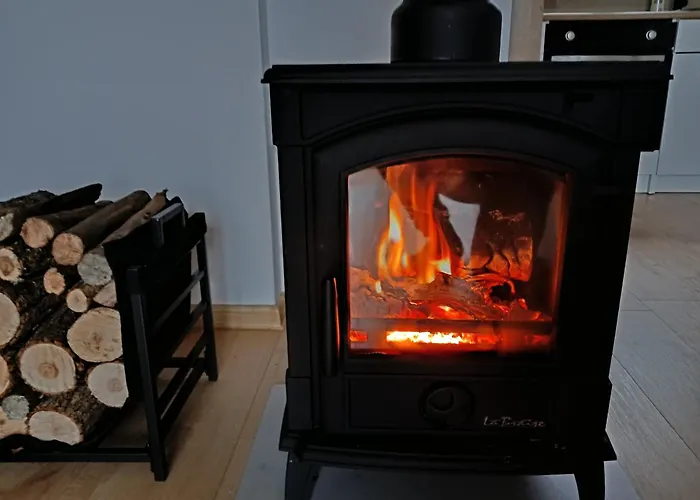 Ostoja Ii Nad Jeziorem Z Kominkiem I Lodka Daire